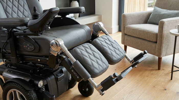 Elektrisch verstellbare, gepolsterte Beinstützen an einem Rollstuhl