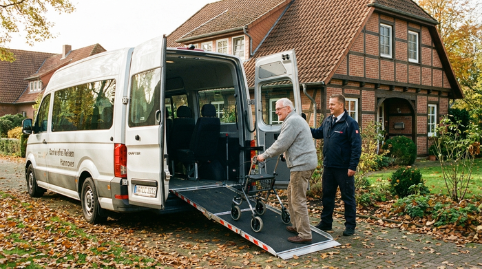 Ein rollstuhlgerechter Kleinbus steht mit geöffneter Rampe vor einem gepflegten Einfamilienhaus in Hannover, ein freundlicher Fahrer hilft einem lächelnden Senior mit Rollator beim Einstieg.