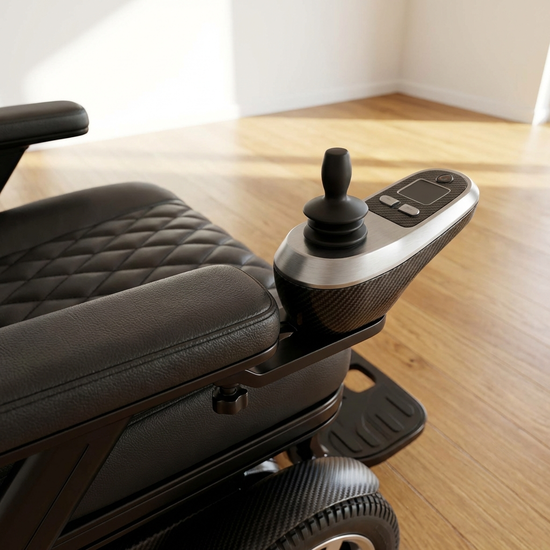 Nahaufnahme eines modernen Elektrorollstuhls auf einem glatten Holzboden, fokussiert auf die bequeme Sitzfläche und den ergonomischen Joystick. Hochwertige Materialien, saubere Umgebung, kein Text.
