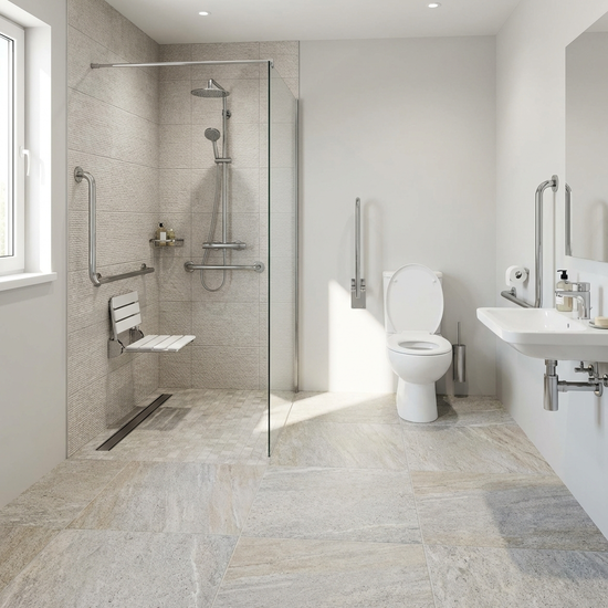 Ein seniorengerechtes Badezimmer mit einer bodengleichen Dusche, stabilen Haltegriffen an der Wand und rutschfesten Fliesen. Hell und modern eingerichtet.