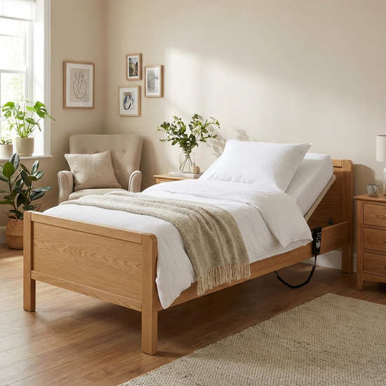 Ein elektrisch verstellbares Pflegebett in einem freundlich eingerichteten Schlafzimmer. Das Kopfteil ist leicht aufgerichtet, das Bett ist mit frischer weißer Bettwäsche bezogen.