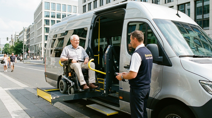 Ein professioneller Fahrer bedient die hydraulische Hebebühne eines Transportbusses, auf der ein Senior im Rollstuhl sicher und entspannt sitzt. Moderne Technik, sauberes Fahrzeug, realistische Darstellung.