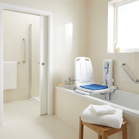 Ein sauberes, barrierefreies Badezimmer mit hellen Fliesen. Ein elektrischer Badewannenlift ist sicher in eine weiße Badewanne eingesetzt. Ein weiches Handtuch liegt griffbereit auf einem Hocker.