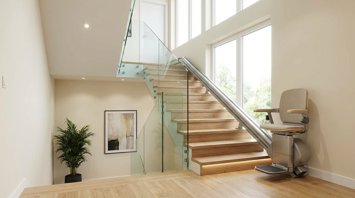Ein moderner Treppenlift in einem gepflegten, hellen Flur eines Einfamilienhauses. Der Treppenbereich ist gut ausgeleuchtet und barrierefrei gestaltet.