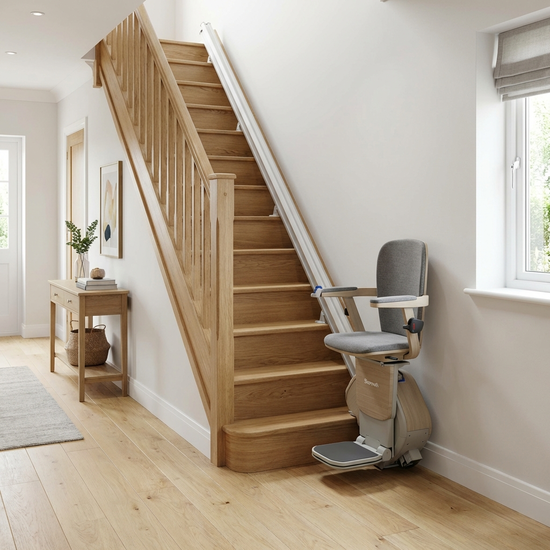 Ein komfortabler, moderner Treppenlift ist an einer Holztreppe in einem gepflegten Einfamilienhaus installiert. Das Design ist unauffällig und fügt sich harmonisch in den Flur ein.