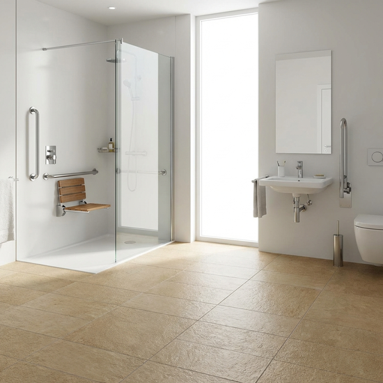 Ein modernes, helles, barrierefreies Badezimmer mit einer bodengleichen Dusche, Haltegriffen an der Wand und rutschfesten Fliesen. Sauberes, sicheres Design.