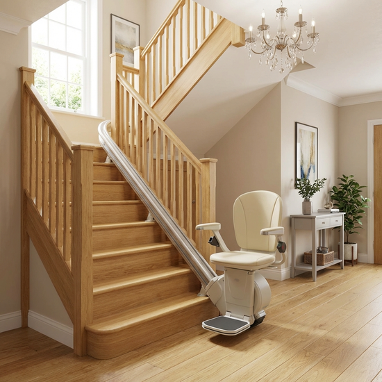 Ein eleganter, gepflegter Treppenlift an einer hellen Holztreppe in einem gut beleuchteten Einfamilienhaus. Die Umgebung ist ordentlich und einladend.