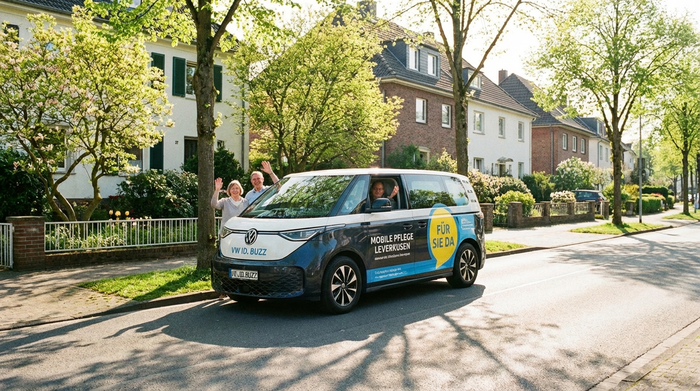 Ein modernes Pflegeauto parkt in einer gepflegten Wohnstraße in Leverkusen an einem sonnigen Tag, im Hintergrund grüne Bäume und typische Wohnhäuser. Helle, freundliche Stimmung.