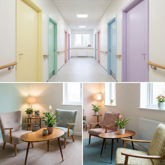 Ein farblich gut strukturierter, heller Flur in einer modernen Pflegeeinrichtung. Die Zimmertüren haben unterschiedliche, sanfte Pastellfarben zur besseren Orientierung. Eine gemütliche Sitzecke mit einem alten Nierentisch lädt zum Verweilen ein. Keine Schrift.