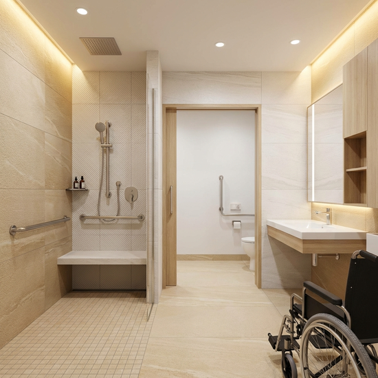 Ein sicheres, modern umgebautes barrierefreies Badezimmer mit einer bodengleichen Dusche, stabilen Haltegriffen und rutschfesten Fliesen. Helles, sauberes Design.