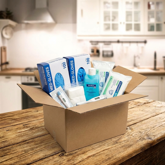 Ein Paket mit medizinischen Pflegehilfsmitteln wie Einmalhandschuhen und Desinfektionsmitteln steht geöffnet auf einem Holztisch. Klar erkennbare Gegenstände, saubere Umgebung.