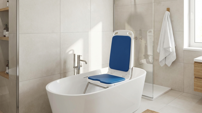 Ein modernes, sauberes Badezimmer mit hellen Fliesen. In der weißen Badewanne ist ein ergonomischer, sicherer Badewannenlift installiert. Das Handtuch hängt ordentlich an der Wand. Fotorealistische Darstellung.