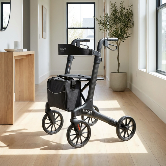 Ein moderner, leichter Carbon-Rollator steht einsatzbereit in einem sonnendurchfluteten, aufgeräumten Flur eines Wohnhauses. Keine Personen im Bild, Fokus auf das hochwertige Hilfsmittel.