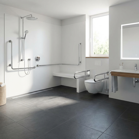 Ein modernes, barrierefreies Badezimmer mit einer bodengleichen Dusche, eleganten Haltegriffen an den Wänden und rutschfesten anthrazitfarbenen Fliesen. Helle, saubere Umgebung.