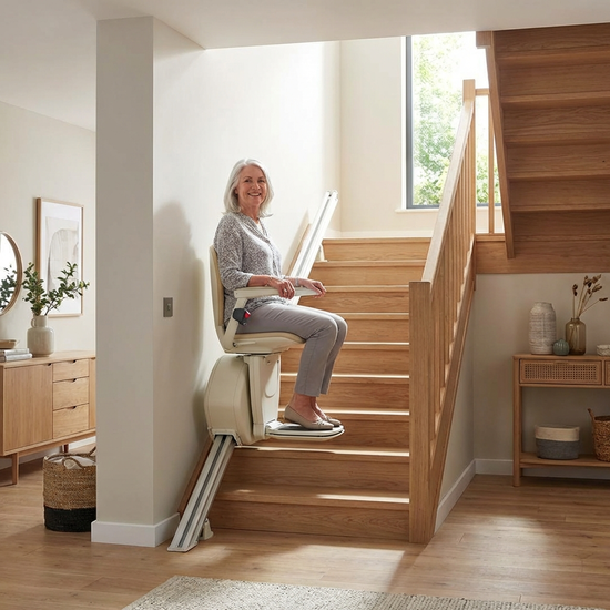 Ein moderner, unauffälliger Treppenlift in einem gepflegten, gut beleuchteten Einfamilienhaus. Eine zufriedene Seniorin fährt sicher die Treppe hinauf, helles Tageslicht fällt durch ein Fenster.