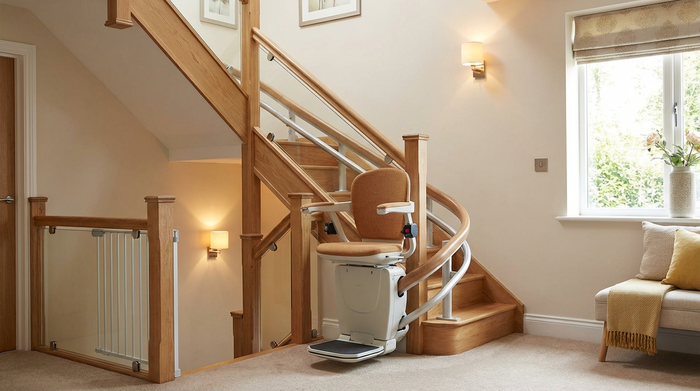 Ein moderner, bequemer Treppenlift ist an einer eleganten Holztreppe in einem gepflegten Einfamilienhaus installiert. Der Bereich ist gut beleuchtet und strahlt Sicherheit aus.