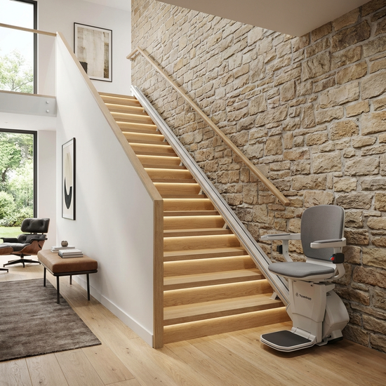 Ein sicherer, gepflegter Treppenaufgang in einem Einfamilienhaus mit einem modernen, eleganten Treppenlift an der Wand.