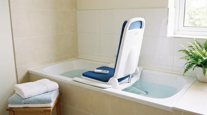 Ein moderner, bequemer Badewannenlift ist in einer sauberen, hell gefliesten Badewanne installiert. Frische Handtücher liegen bereit. Ruhige, sichere Badezimmer-Atmosphäre, keine Menschen, fotorealistisch.