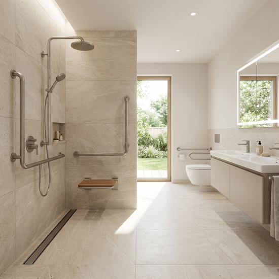 Ein modernes, barrierefreies Badezimmer mit einer bodengleichen Dusche und eleganten Haltegriffen. Helles, sauberes Design, realistische Architekturfotografie, ohne Text.