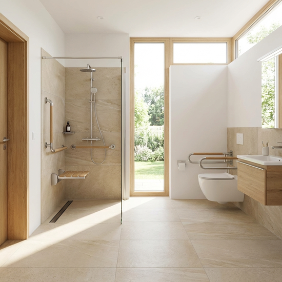 Ein modern gestaltetes, helles Badezimmer mit einer bodengleichen Dusche und Haltegriffen. Sauber, sicher und barrierefrei eingerichtet.