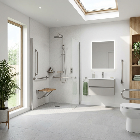 Ein modernes, altersgerechtes Badezimmer mit einer ebenerdigen Dusche, Haltegriffen und einem rutschfesten Boden. Helle Fliesen und viel Tageslicht.