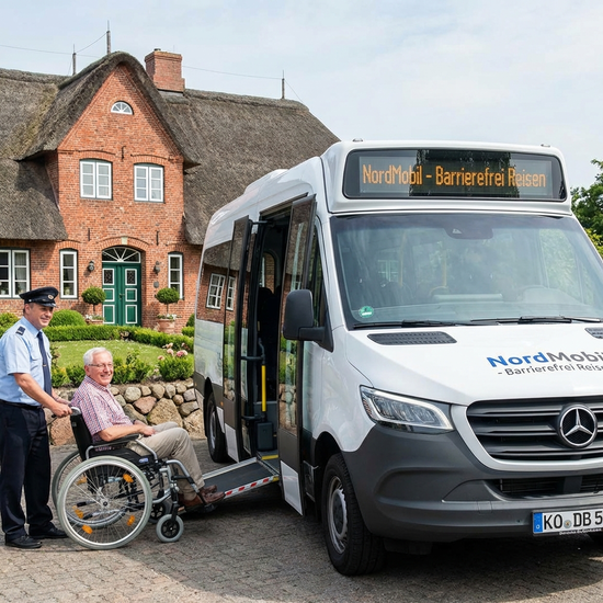 Ein moderner, barrierefreier Kleinbus parkt vor einem gepflegten norddeutschen Backsteinhaus. Ein freundlicher Fahrer hilft einem lächelnden Senior rücksichtsvoll beim Einsteigen. Helles Tageslicht, klare Szene.