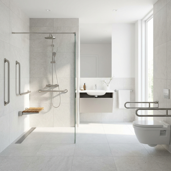 Ein barrierefreies, modernes Badezimmer mit einer ebenerdigen Dusche, eleganten Haltegriffen und rutschfesten Fliesen. Hell und sehr sauber.