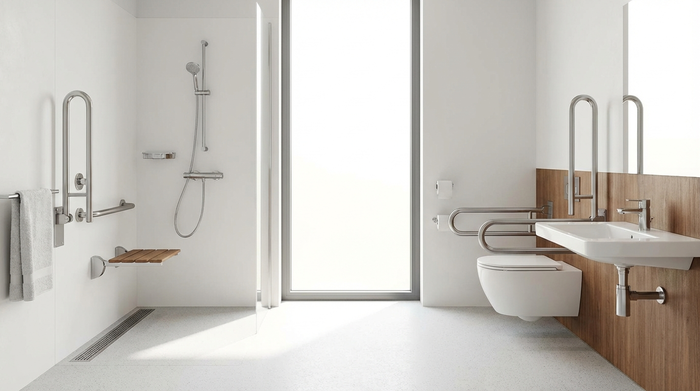 Ein modernes, helles und barrierefreies Badezimmer mit bodengleicher Dusche und stabilen Haltegriffen an den Wänden. Sauber, sicher und altersgerecht eingerichtet, viel Tageslicht.