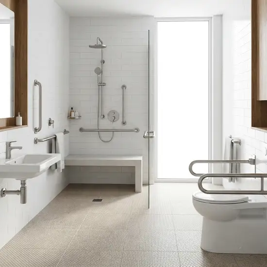 Ein helles, barrierefreies Badezimmer mit einer bodengleichen Dusche, stabilen Haltegriffen an der Wand und einem rutschfesten Boden.