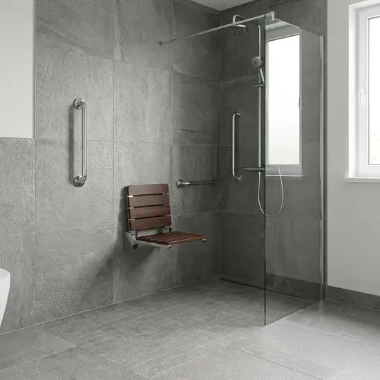 Eine moderne, bodengleiche Dusche mit rutschfesten grauen Fliesen, einem klappbaren Duschsitz und stabilen verchromten Haltegriffen an der Wand.