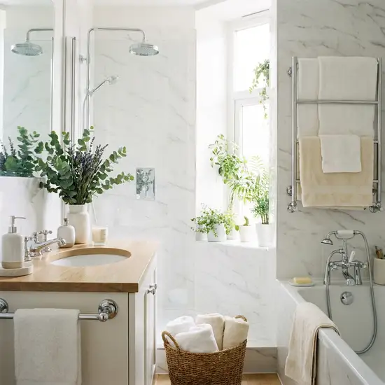 Ein sauber geputztes, helles Badezimmer mit frischen Handtüchern und glänzenden Armaturen. Gemütliche und hygienische Atmosphäre, ganz ohne Text.