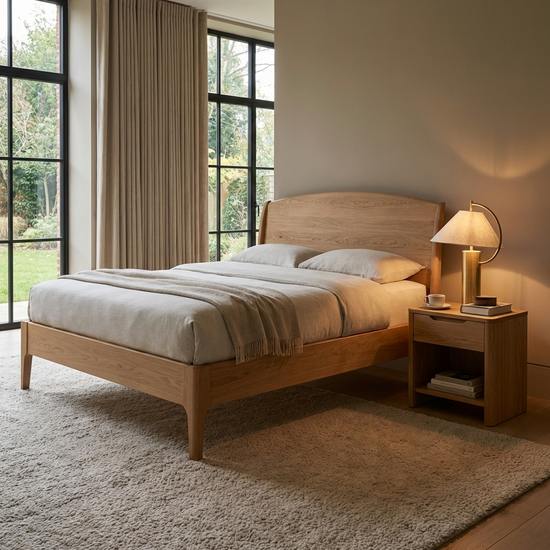 Ein elegantes Seniorenbett aus massivem Eichenholz in einem stilvoll eingerichteten, modernen Schlafzimmer mit einem weichen Teppich und einer gemütlichen Leselampe auf dem Nachttisch.