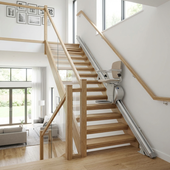 Eine moderne gerade Holztreppe in einem hellen Wohnhaus, ausgestattet mit einem schlichten, eleganten Sitzlift an einer geraden Aluminiumschiene.