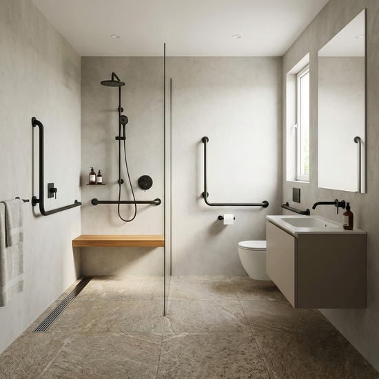 Ein barrierefreies, modernes Badezimmer mit einer bodengleichen Dusche, rutschfesten Fliesen und eleganten, stabilen Haltegriffen an der hellen Wand.